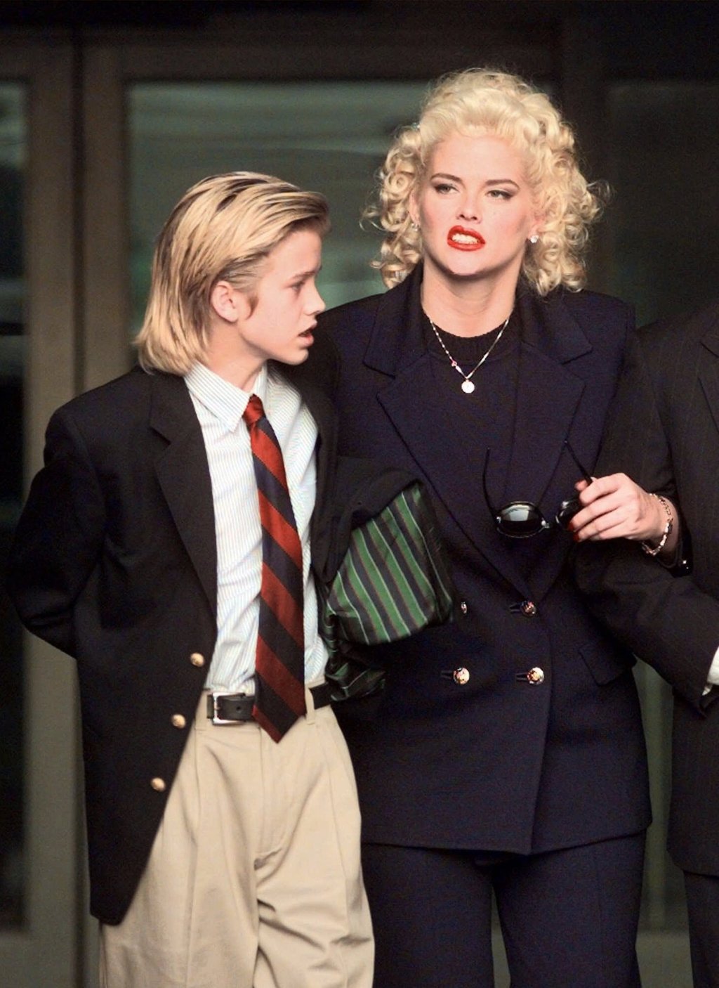 Anna Nicole Smith and her son Daniel Smith, then 13, leave a federal courthouse in Los Angeles, in 1999. Photo: AP