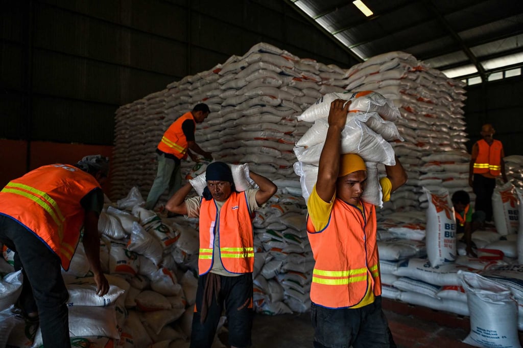 Workers carry sacks of rice imported from Thailand at a Indonesian Logistics Bureau in Indonesia’s Aceh province. Photo: AFP