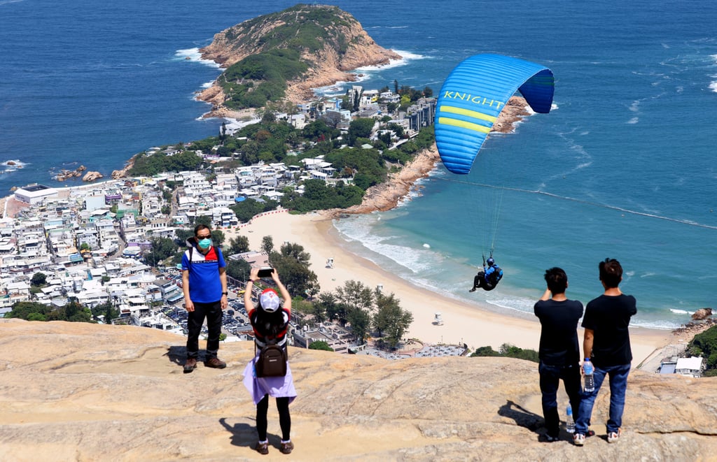 A paraglider in action near the spot on Dragon’s Back where a fellow enthusiast crashed on Friday. Photo: SCMP