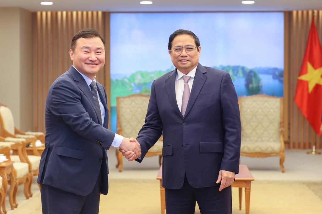 Samsung president Roh Tae-moon with Vietnamese Prime Minister Phạm Minh Chính during a meeting last year. South Korean giant Samsung last December inaugurated a US$220 million R&D centre in Hanoi. Photo: Handout