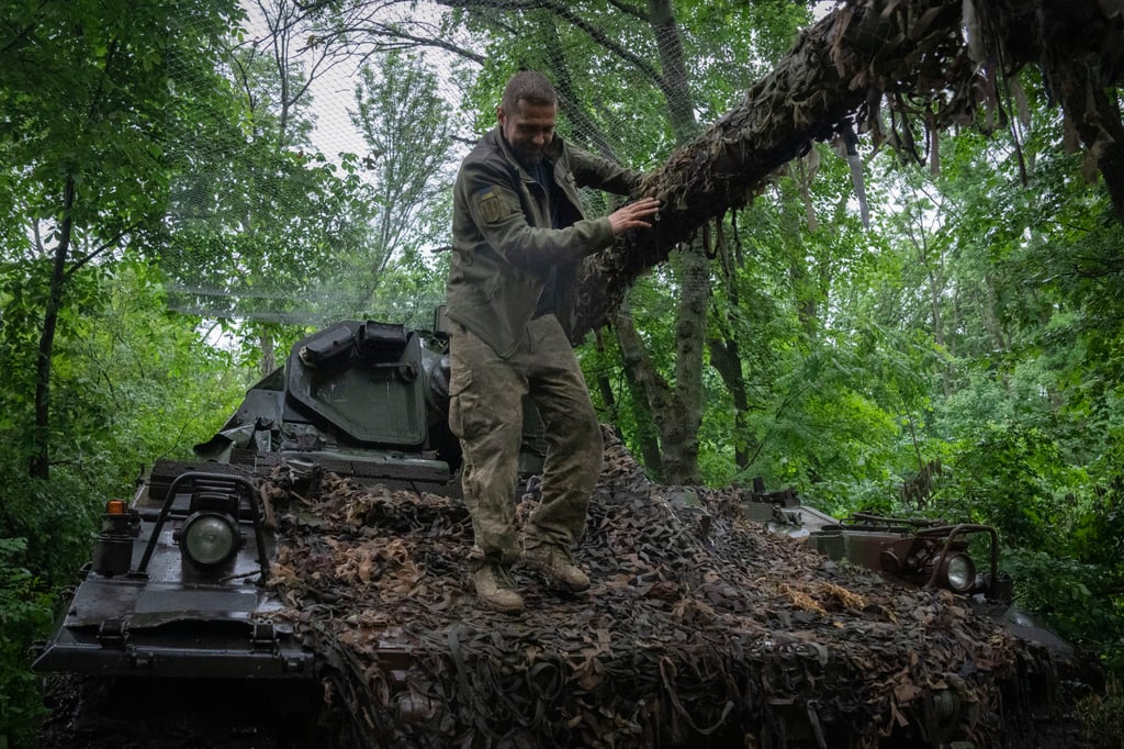 A Ukrainian soldier jumps off the German self-propelled Panzerhaubitze 2000 artillery near Bakhmut, Donetsk region, Ukraine on Saturday. Photo: AP A Ukrainian soldier jumps off the German self-propelled Panzerhaubitze 2000 artillery near Bakhmut, Donetsk region, Ukraine on Saturday. Photo: AP