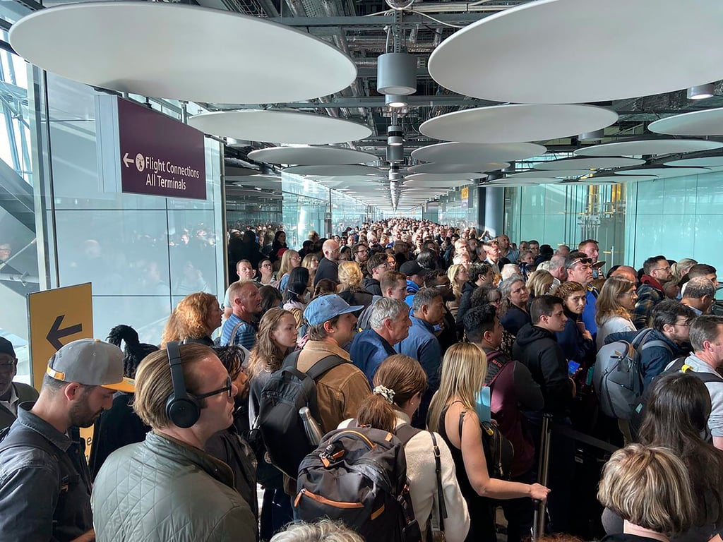 People queue at arrivals at Heathrow airport in London, UK on Saturday. Photo: Ivan Coninx via AP People queue at arrivals at Heathrow airport in London, UK on Saturday. Photo: Ivan Coninx via AP