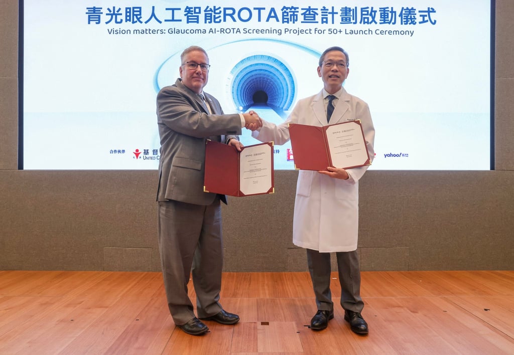 Derek Hodkey (left) and HKU dean of medicine Lau Chak-sing unveil a new hi-tech glaucoma screening programme. Photo: SCMP