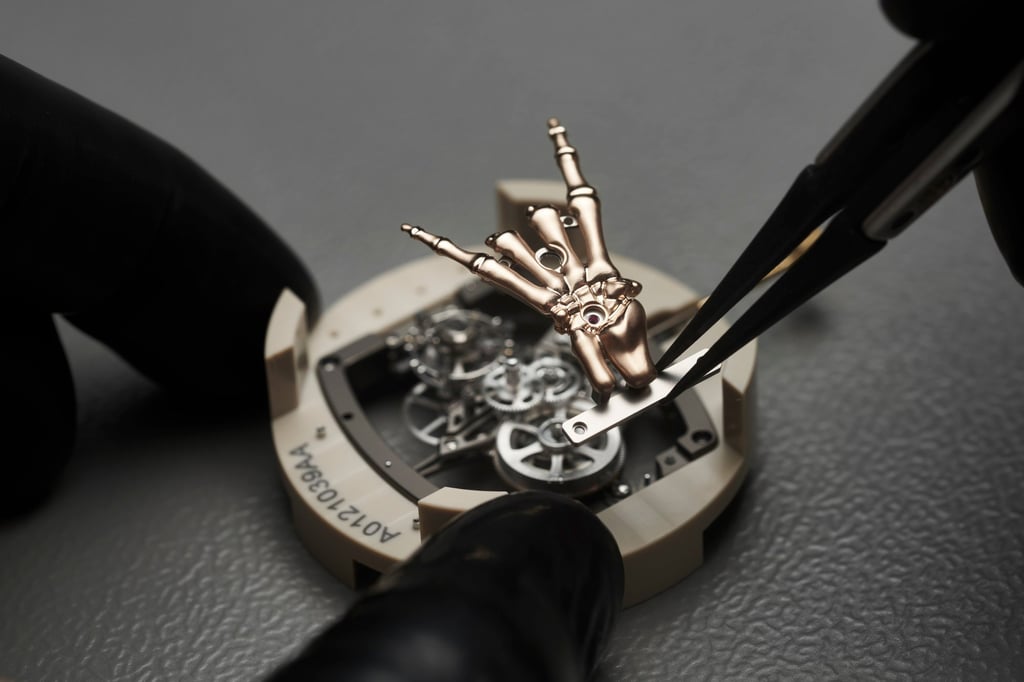 RM 66 Flying Tourbillon features the iconic devil horns sign, paying homage to rock ‘n’ roll’s rebellious spirit. RM 66 Flying Tourbillon features the iconic devil horns sign, paying homage to rock ‘n’ roll’s rebellious spirit.