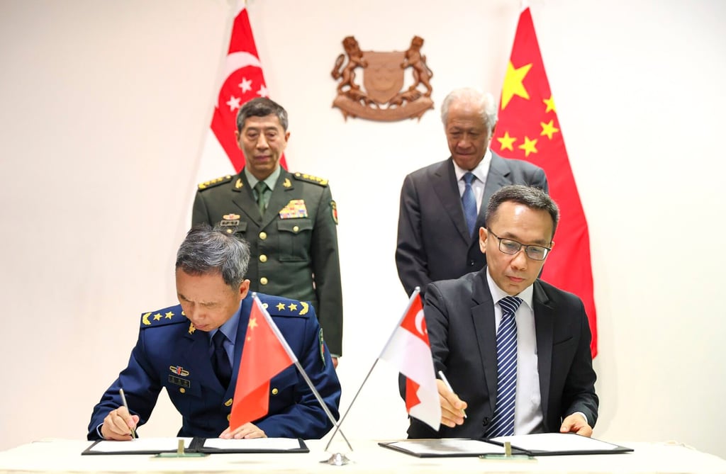 Lieutenant General Jing Jianfeng (left), the PLA’s deputy chief of Joint Staff, and Chan Heng Kee (right), Singapore’s permanent secretary for defence, during the MOU signing ceremony, watched on by General Li Shangfu and Ng Eng Hen. Photo: Bloomberg