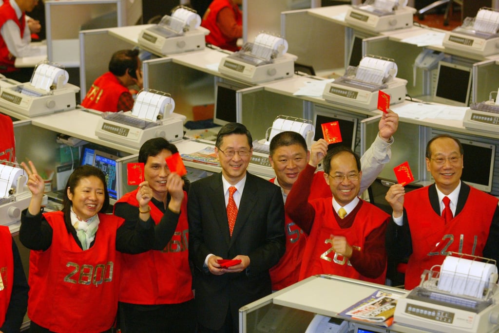 HKEX Paul Chow (centre) officiates at the ceremony to mark the first trading day of the Lunar New Year at the stock exchange on February 1, 2006. Photo: Edward Wong