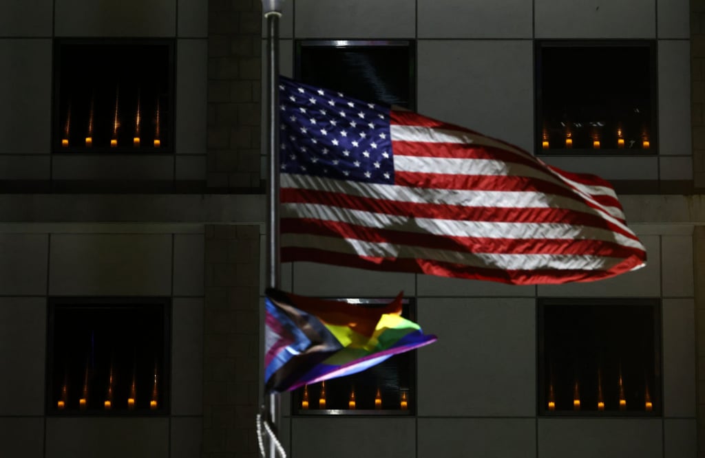 The US consulate in Central displays electric candles in its windows on Sunday. Photo: Dickson Lee The US consulate in Central displays electric candles in its windows on Sunday. Photo: Dickson Lee