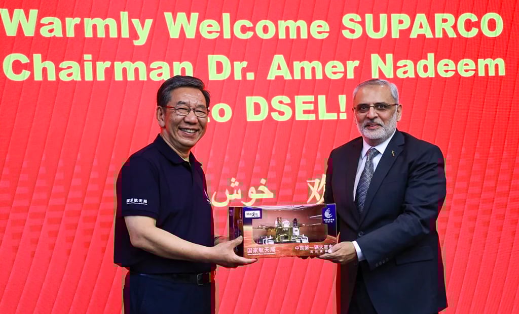 Wu Weiren (left), chief designer of the Chinese lunar exploration programme, and Amer Nadeem, chairman of SUPARCO, at the Deep Space Exploration Laboratory last month. Photo: Weibo