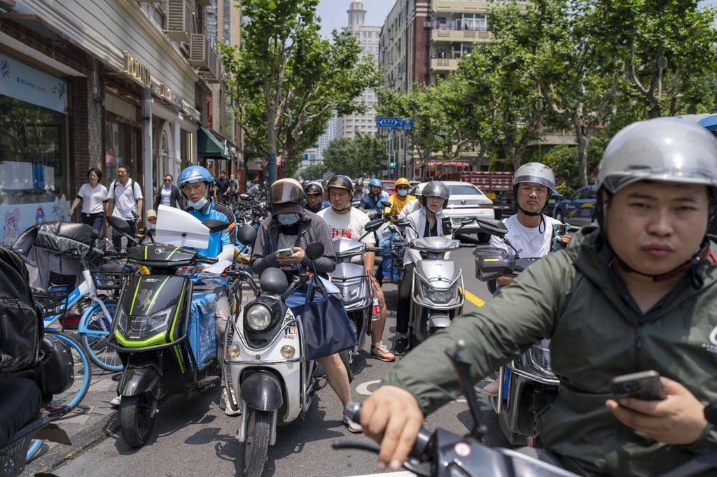 Motorists wait at a traffic signal light in Shanghai, China. Chinese stocks staged a sharp rebound as optimism that the Federal Reserve will pause interest-rate hikes in June helped rekindle risk sentiment. Photo: Bloomberg