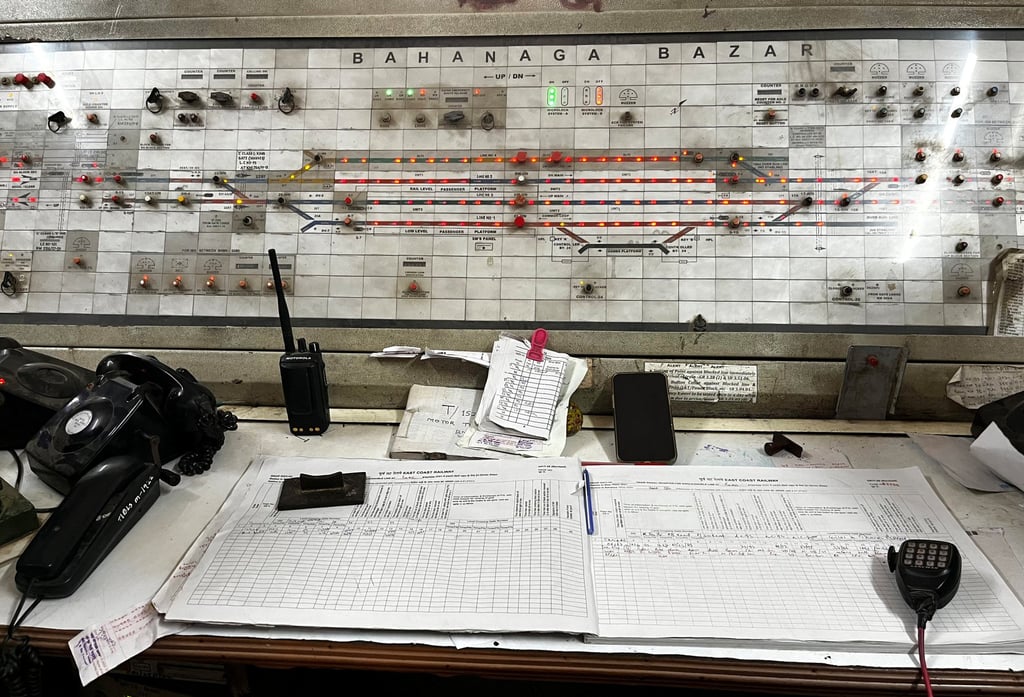 The train traffic management system is seen inside the Bahanaga Bazar railway station control room, near the site of collision in Balasore district in the eastern state of Odisha, India, on June 5, 2023. Photo: Reuters The train traffic management system is seen inside the Bahanaga Bazar railway station control room, near the site of collision in Balasore district in the eastern state of Odisha, India, on June 5, 2023. Photo: Reuters