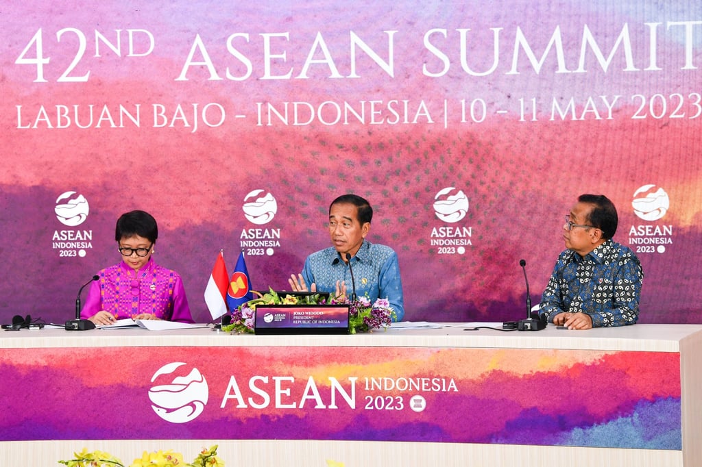 Indonesian President Joko Widodo (centre) speaks during a press conference at the 42nd Asean Summit in Labuan Bajo, Indonesia, on May 11. Photo: Xinhua