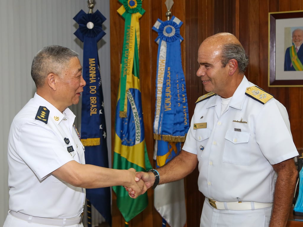 The commander of the Brazilian Navy, Admiral Marcos Sampaio Olsen (right), receiving Admiral Yuan Huazhi, secretary of the PLA Navy. Photo: Brazilian Navy
