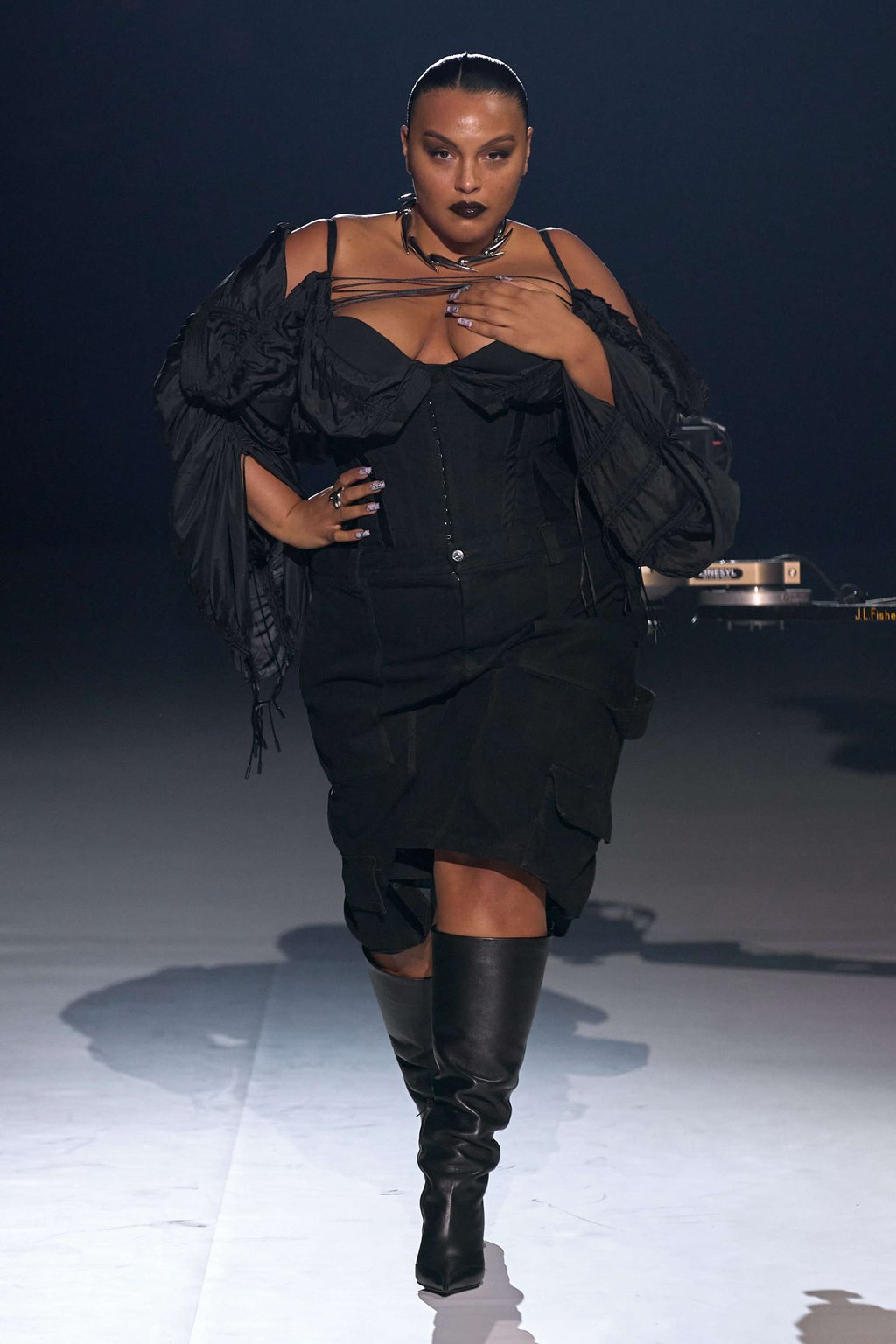 A plus-size model walks the runway in an all-black look for Mugler’s autumn/winter 2023 show presented in June. Photo: Handout A plus-size model walks the runway in an all-black look for Mugler’s autumn/winter 2023 show presented in June. Photo: Handout
