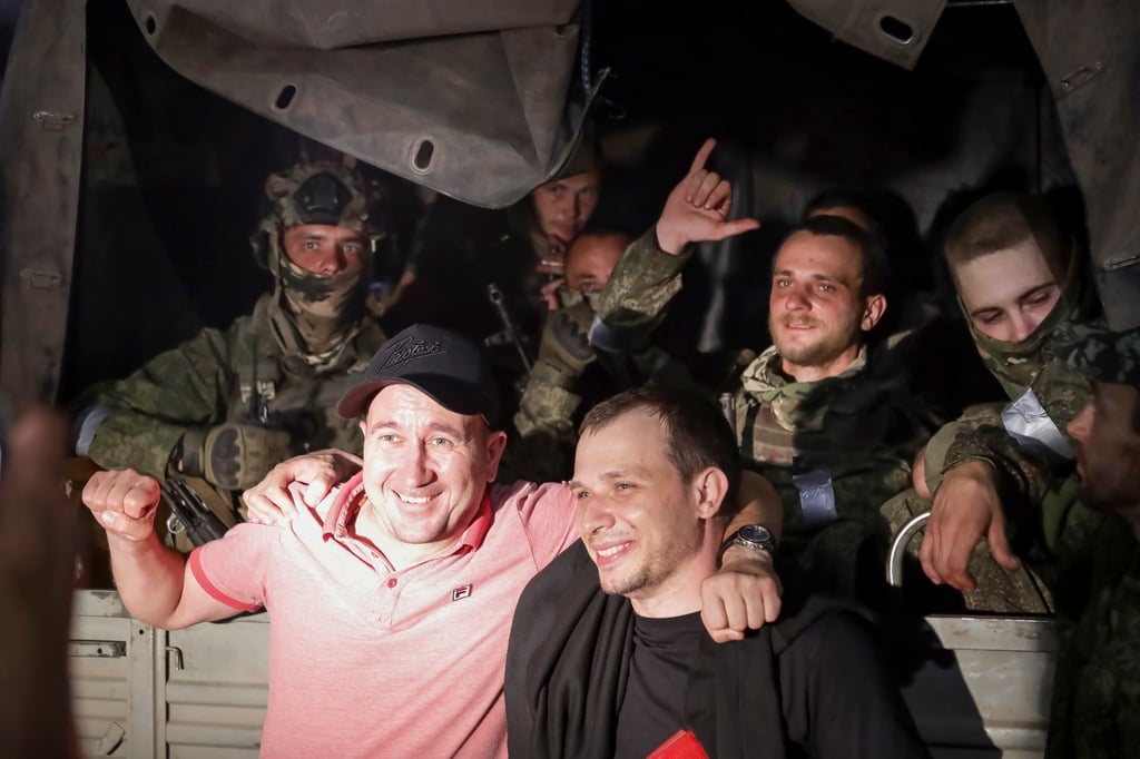 Two local men pose for a photo with Wagner fighters in Rostov-on-Don, Russia. Photo: AP Two local men pose for a photo with Wagner fighters in Rostov-on-Don, Russia. Photo: AP