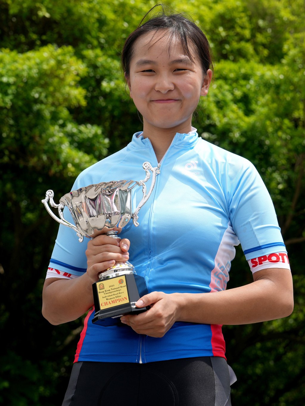 Le Sze Wing with her trophy after winning the 2023 Hong Kong Cycling National Road Championships. Photo: Elson Li