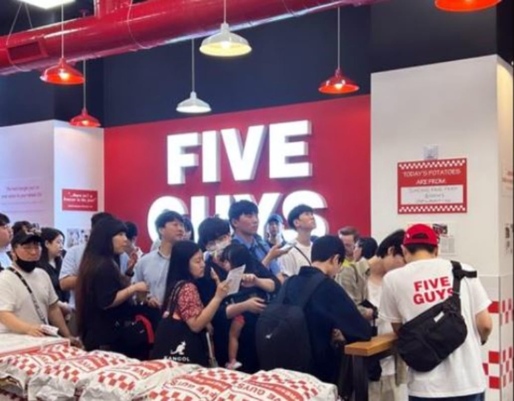 Queues at the new Five Guys outlet in South Korea. Photo: Instagram/Five Guys Korea