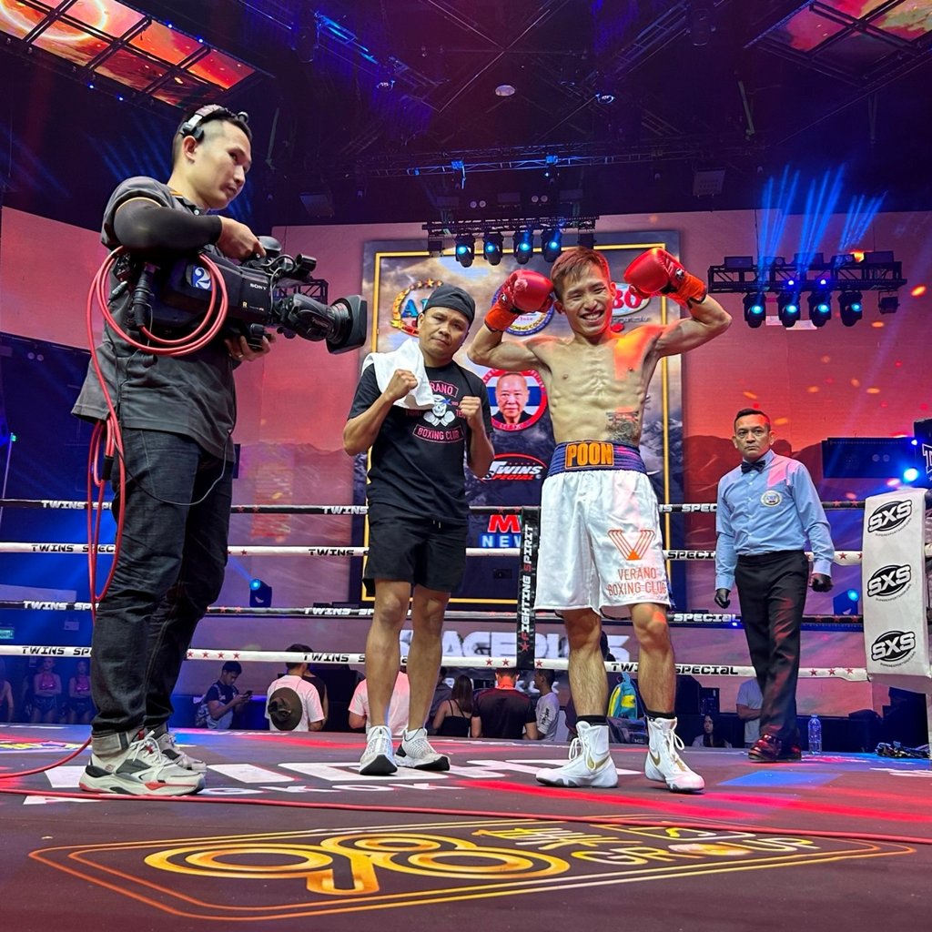 Raymond Poon (right) wins his first pro fight in over four years. Photo: Verano Boxing Club