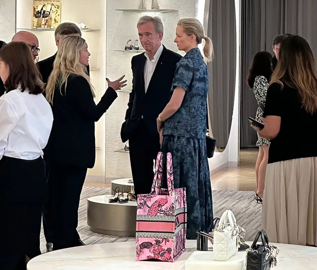 Bernard Arnault, CEO of LVMH, the world’s largest luxury goods group, visited one of his shops in the Shanghai IFC mall with his eldest daughter and youngest son, as well as the group’s North Asia president and Dior general manager. Photo: Weibo Bernard Arnault, CEO of LVMH, the world’s largest luxury goods group, visited one of his shops in the Shanghai IFC mall with his eldest daughter and youngest son, as well as the group’s North Asia president and Dior general manager. Photo: Weibo