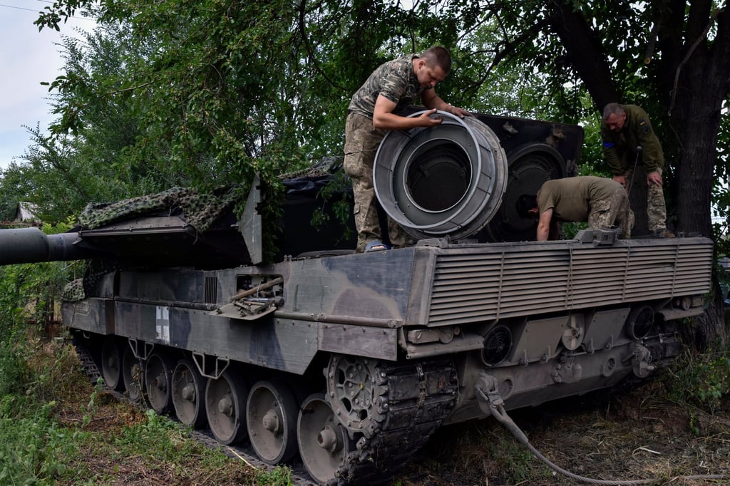 Ukrainian soldiers repair a Leopard 2 tank in Zaporizhzhia, Ukraine. Spain on Saturday pledged more heavy weaponry to Ukraine including four Leopard tanks. Photo: AP