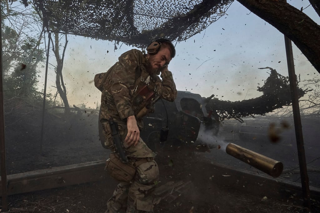 A Ukrainian serviceman fires a D-30 cannon towards Russian positions near Bakhmut, Ukraine. Photo: AP
