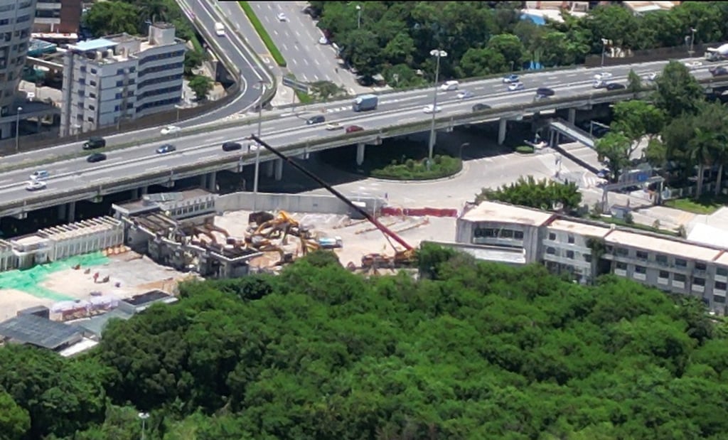 The crossing was partially closed due to the ground sinking along three lanes and several vehicle checkpoints. Photo: Dickson Lee The crossing was partially closed due to the ground sinking along three lanes and several vehicle checkpoints. Photo: Dickson Lee
