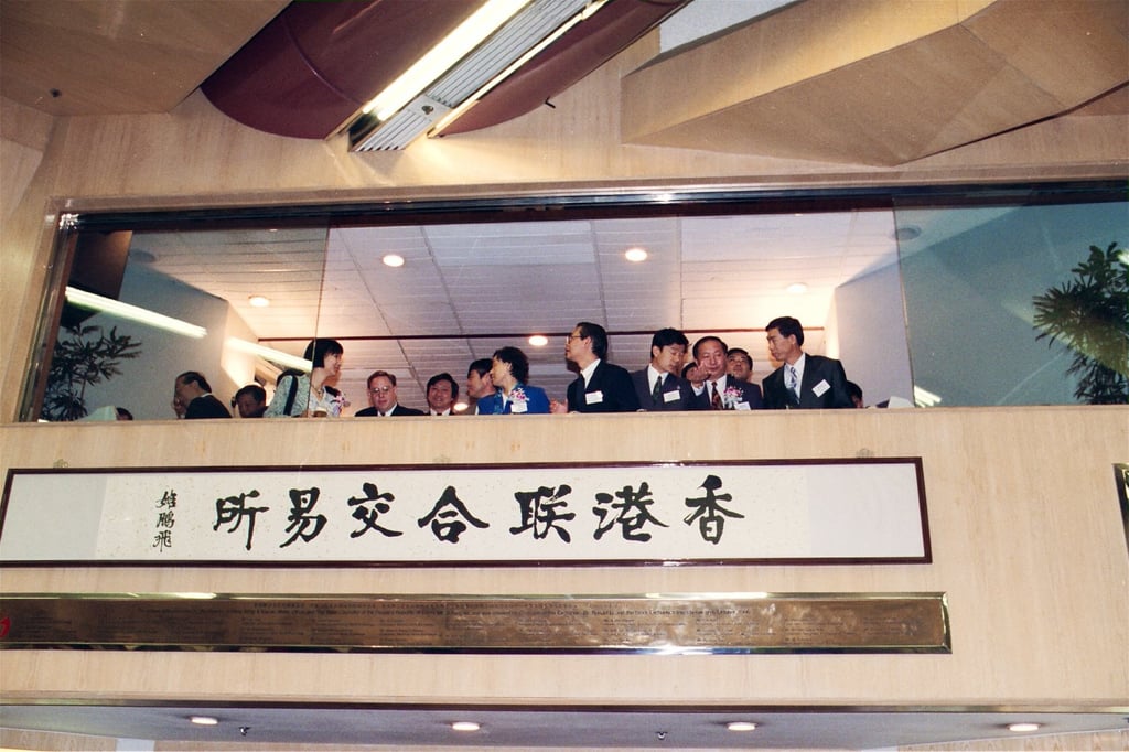 Guests at the Hong Kong Stock Exchange after the successful listing of Tsingtao Brewery on July 15, 1993. Photo: SCMP Guests at the Hong Kong Stock Exchange after the successful listing of Tsingtao Brewery on July 15, 1993. Photo: SCMP