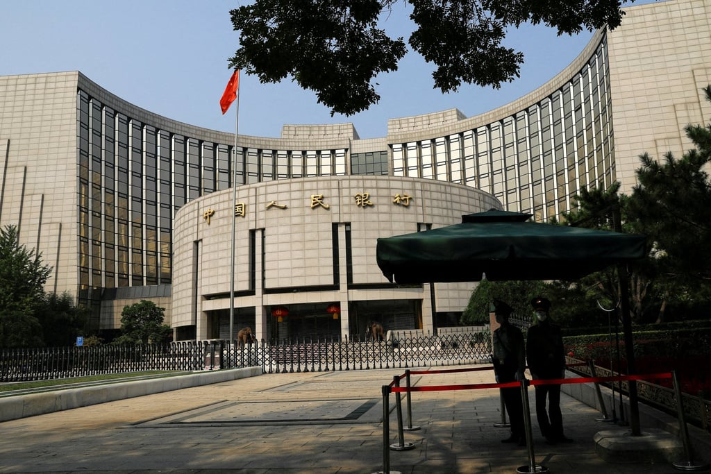 Officers stand guard in front of the headquarters of the People’s Bank of China in Beijing on September 30, 2022. Photo: Reuters