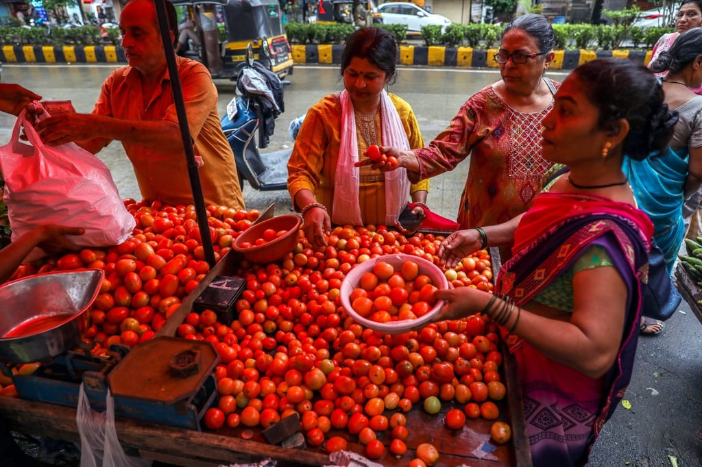 People buying tomatoes at a vegetable market in Mumbai, India. Photo: EPA-EFE