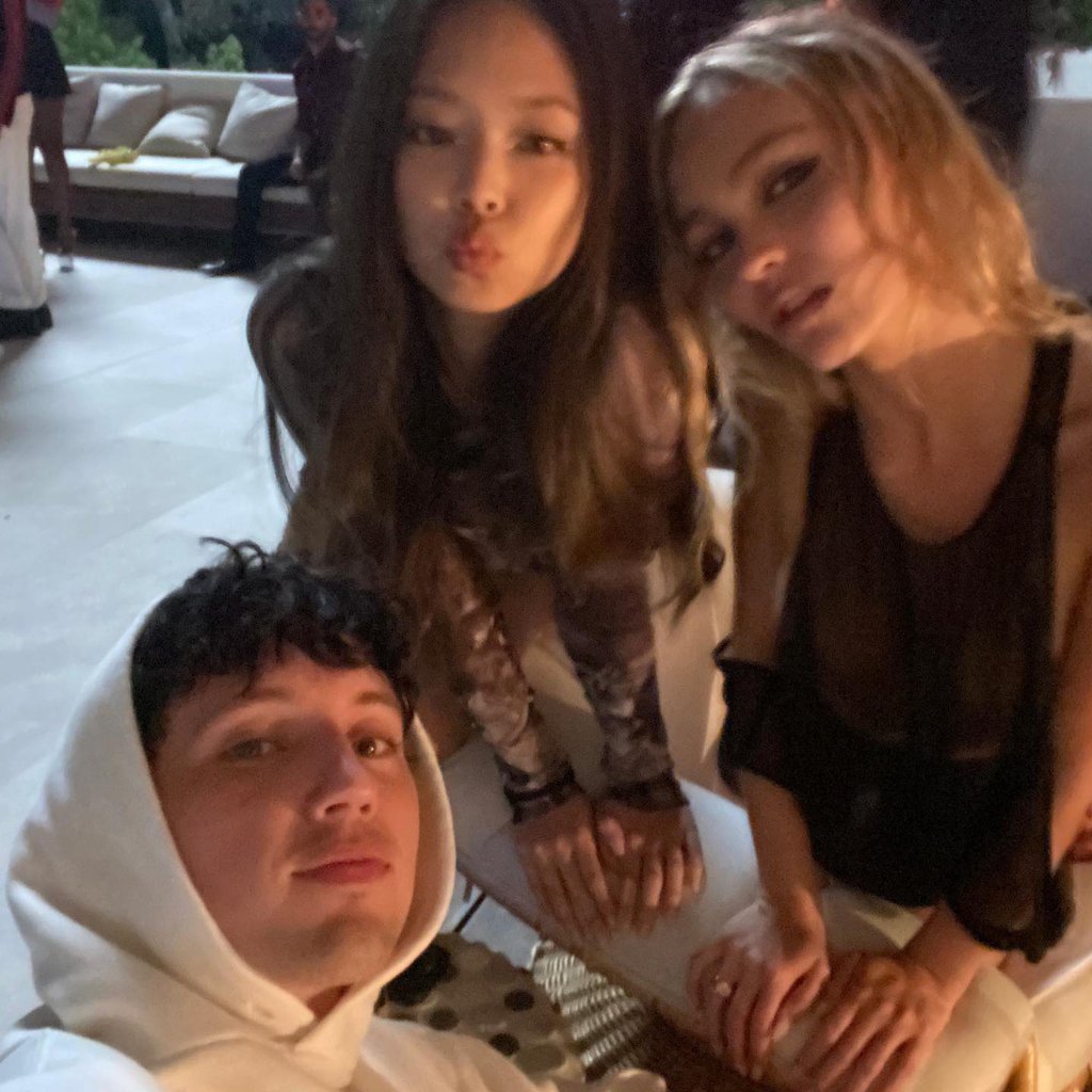 Jennie, Lily-Rose Depp and Troye Sivan. Photo: @BLACKPINKBRASIL/Twitter Jennie, Lily-Rose Depp and Troye Sivan. Photo: @BLACKPINKBRASIL/Twitter