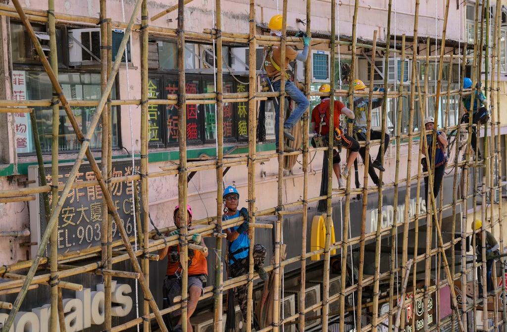 Scaffolding workers carry out emergency repair works outside Po On Building in Mong Kok after the 57-year-old structure saw a fall of concrete. Photo: Jelly Tse Scaffolding workers carry out emergency repair works outside Po On Building in Mong Kok after the 57-year-old structure saw a fall of concrete. Photo: Jelly Tse