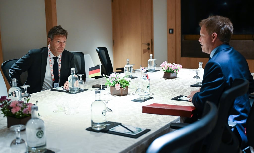 Robert Habeck, German vice chancellor and minister for economic affairs and climate protection, left, and Grant Shapps, British minister for energy security and carbon neutrality, at the G20 meeting of energy ministers in Goa, India on Saturday. Photo: dpa