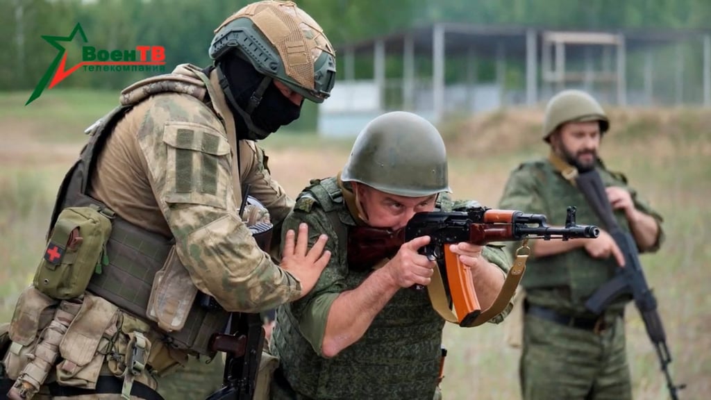 A Wagner fighter helps train Belarusian soldiers at a range near the town of Osipovichi, Belarus. Photo: Belarus Defence Ministry via Reuters