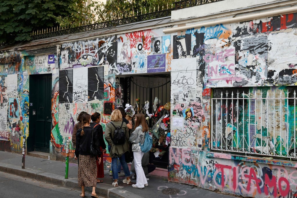 People attach flowers to the gate of French late singer Serge Gainsbourg in central Paris on July 20, to pay tribute to his former partner Jane Birkin, British-born singer and actor who died on July 16, in Paris, aged 76. Photo: AFP