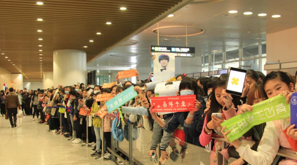 Eager TFBOYS fans wait to get a glimpse of their idols at an airport in China. Photo: Weibo Eager TFBOYS fans wait to get a glimpse of their idols at an airport in China. Photo: Weibo