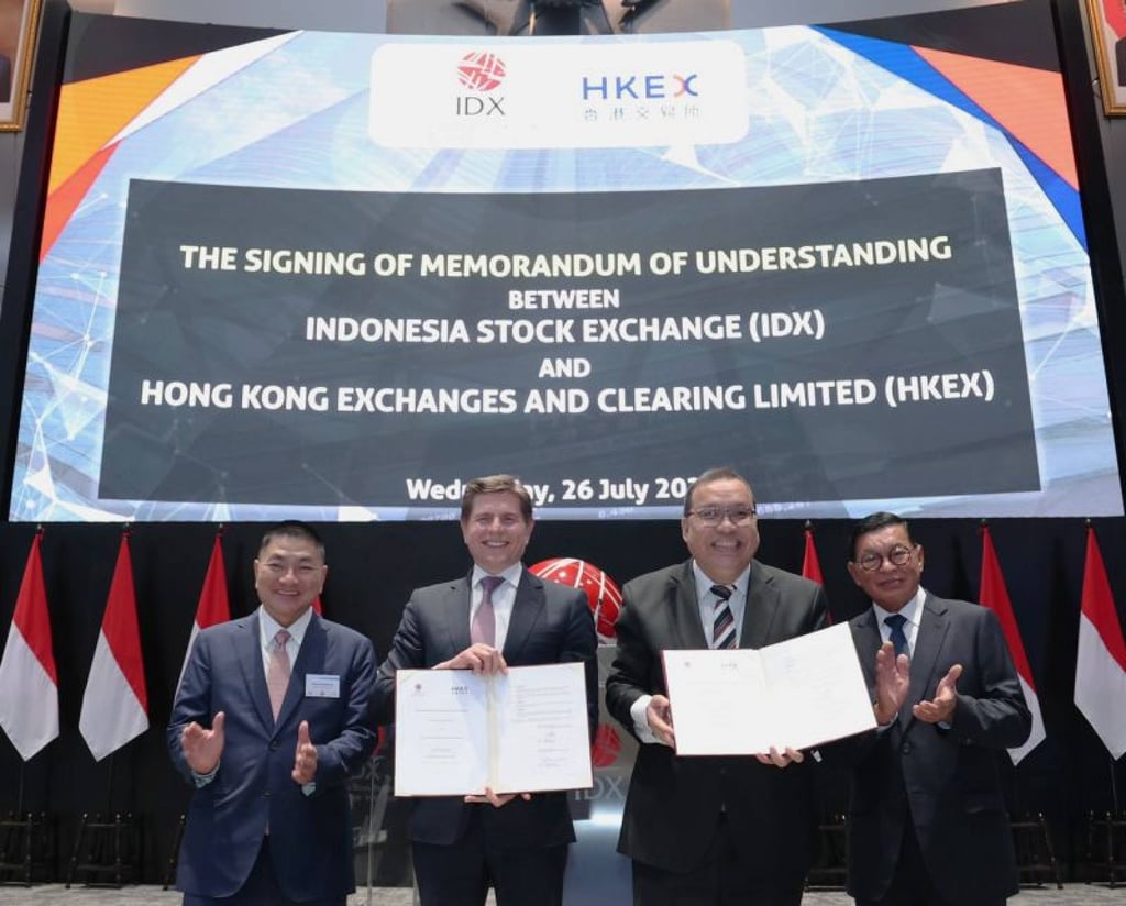 HKEX CEO Nicolas Aguzin (second from left) and IDX President Director Iman Rachman (second from right) signed an MOU at IDX Main Hall, witnessed by HKEX Board member Cheah Cheng Hye (first from left) and IDX President Commissioner John A. Prasetio (first from right). Photo: Handout HKEX CEO Nicolas Aguzin (second from left) and IDX President Director Iman Rachman (second from right) signed an MOU at IDX Main Hall, witnessed by HKEX Board member Cheah Cheng Hye (first from left) and IDX President Commissioner John A. Prasetio (first from right). Photo: Handout