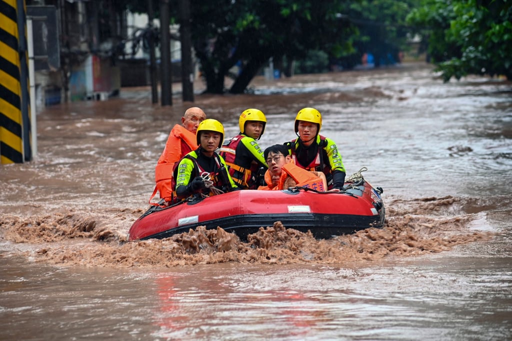 Rescuers evacuate flood trapped residents following a flood in Wanzhou District, in southwest China’s Chongqing Municipality, Tuesday, July 4, 2023. Photo: Xinhua