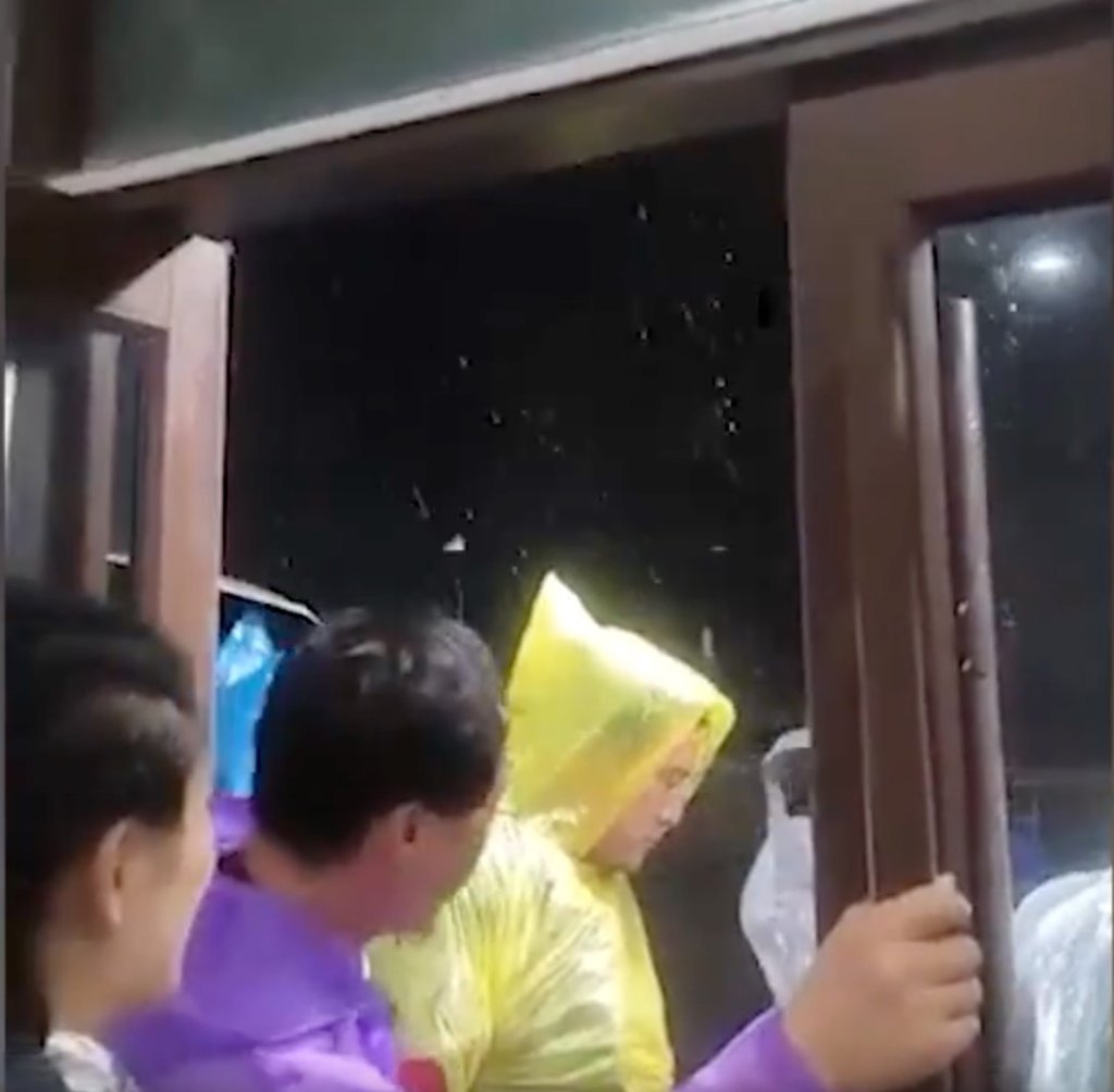 Tourists enter a business at the top of Mount Tai after paying the “shelter fee”. Photo: The Paper Tourists enter a business at the top of Mount Tai after paying the “shelter fee”. Photo: The Paper