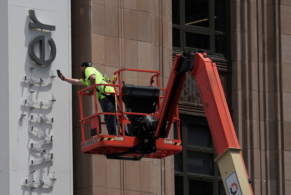 A worker dismantles a Twitter sign at Twitter’s corporate headquarters in downtown San Francisco. Photo: Reuters A worker dismantles a Twitter sign at Twitter’s corporate headquarters in downtown San Francisco. Photo: Reuters