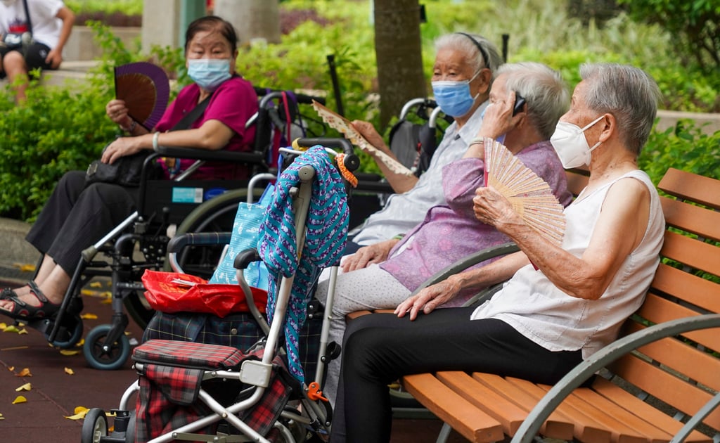 Citizens in Tin Shui Wai go to parks to cool off and charge their mobile phones in shopping malls during power outages. Photo: Felix Wong Citizens in Tin Shui Wai go to parks to cool off and charge their mobile phones in shopping malls during power outages. Photo: Felix Wong