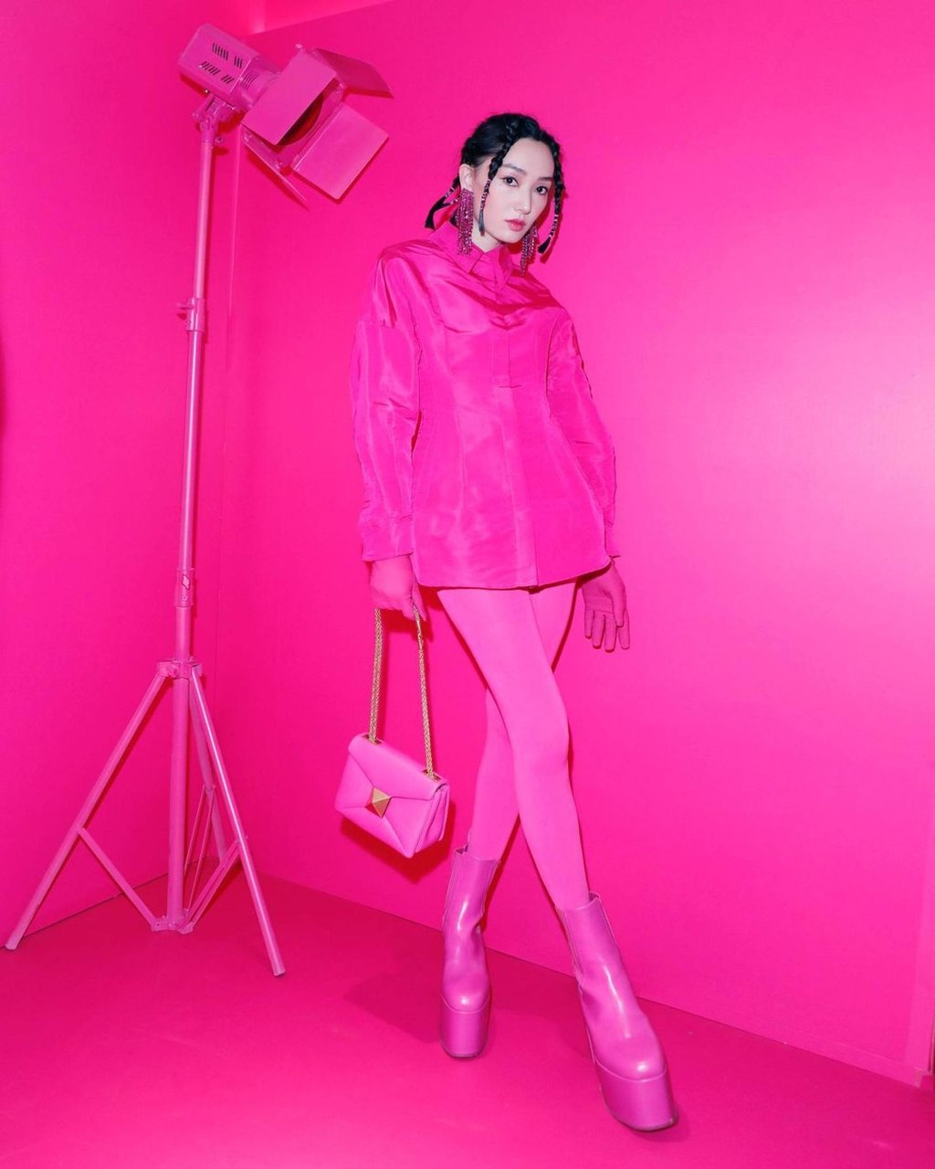 Cecilia Choi deviates from her usual style for this photo shoot, carrying a loud Valentino Garavani bag. Photo: @ceciliachoii/Instagram