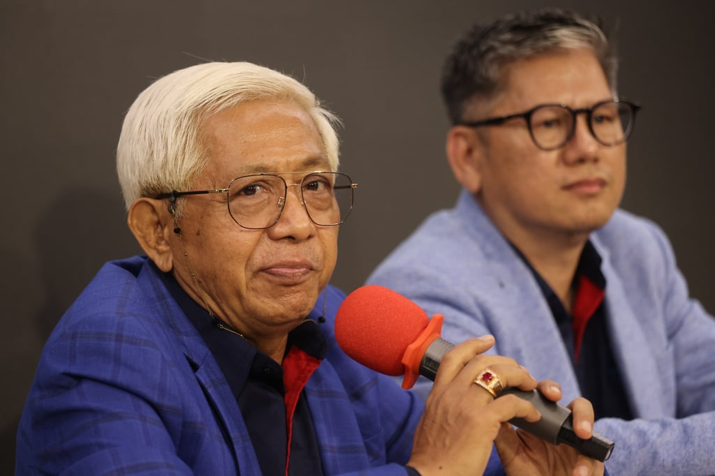 Aspataki representatives chairman Saiful Mashud (left) and vice-chairman Filius Yandono discuss fee changes involving Indonesian domestic helpers. Photo: Jonathan Wong Aspataki representatives chairman Saiful Mashud (left) and vice-chairman Filius Yandono discuss fee changes involving Indonesian domestic helpers. Photo: Jonathan Wong