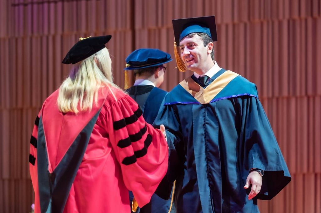 Professor Francesca Cornelli (left), dean of Kellogg School of Management, congratulates Federico Malek during the Class of 2022 graduation ceremony. Professor Francesca Cornelli (left), dean of Kellogg School of Management, congratulates Federico Malek during the Class of 2022 graduation ceremony.