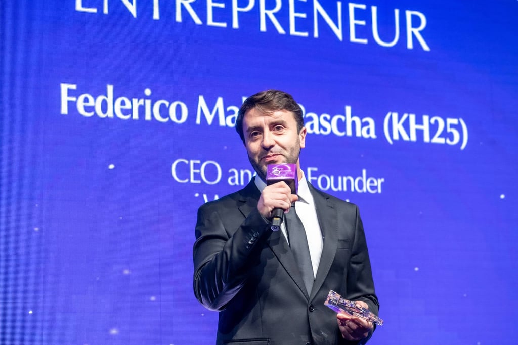 Federico Malek accepts his Kellogg-HKUST Entrepreneur Distinguished Alumni Award during a ceremony to mark this year’s 25th anniversary of the EMBA programme. Federico Malek accepts his Kellogg-HKUST Entrepreneur Distinguished Alumni Award during a ceremony to mark this year’s 25th anniversary of the EMBA programme.