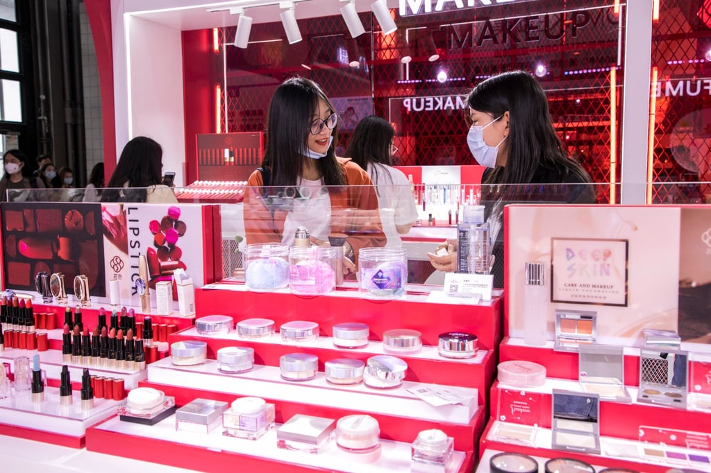 People visit a stand of cosmetics during the 26th China Beauty Expo at Shanghai New International Expo Center on May 13, 2021. Photo: Getty Images People visit a stand of cosmetics during the 26th China Beauty Expo at Shanghai New International Expo Center on May 13, 2021. Photo: Getty Images
