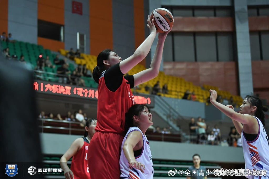 Zhang Ziyu (left) contributed 30 points and 21 rebounds but it proved in vain. Photo: Weibo Zhang Ziyu (left) contributed 30 points and 21 rebounds but it proved in vain. Photo: Weibo