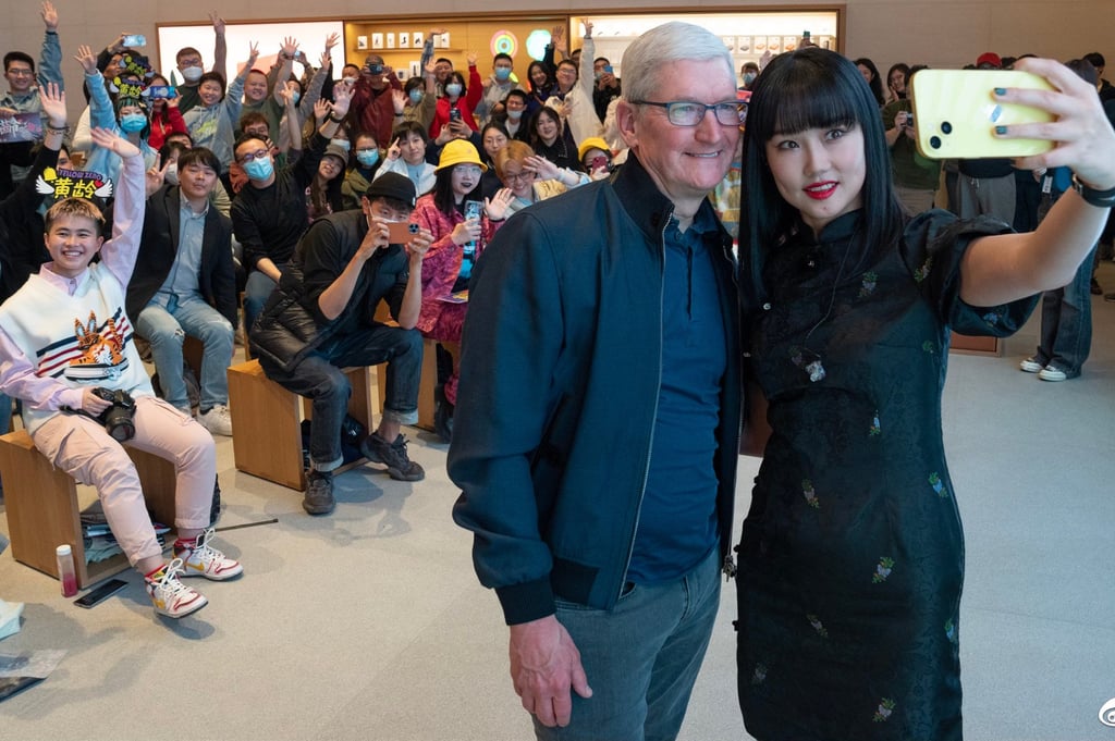 Apple chief executive Tim Cook poses for a selfie at the company’s store in Sanlitun, Beijing, on March 24, 2023. Photo: Weibo Apple chief executive Tim Cook poses for a selfie at the company’s store in Sanlitun, Beijing, on March 24, 2023. Photo: Weibo