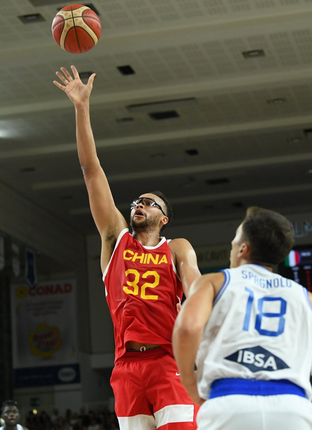Kyle Anderson of China shoots during his international debut against Italy. Photo: Xinhua