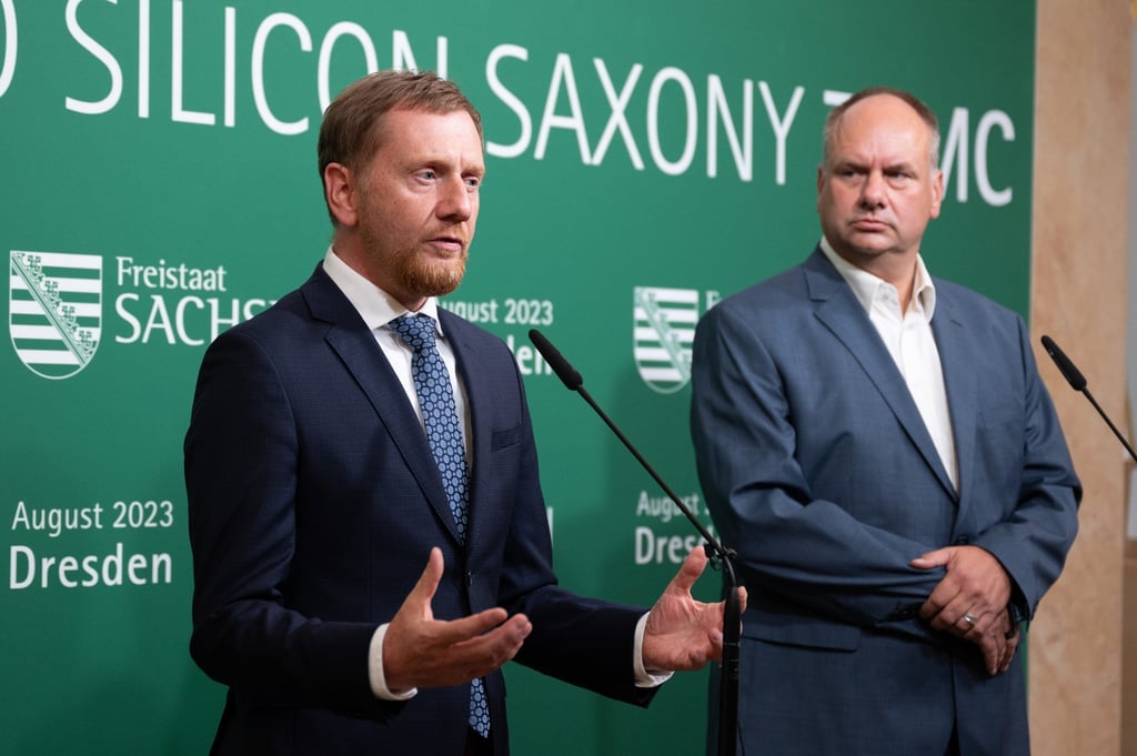 Michael Kretschmer (left), the minister president of Saxon and Dirk Hilbert, the lord mayor of Dresden, during the announcement of TSMC’s planned semiconductor plant. Photo: dpa