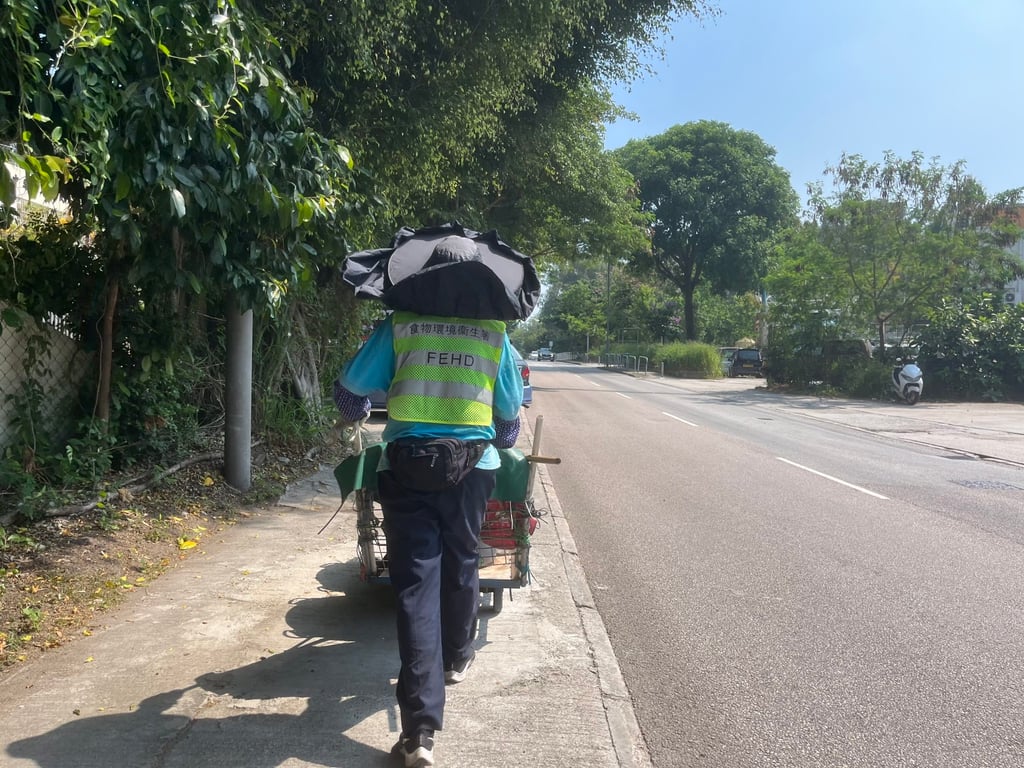 A Hong Kong cleaner tows a tray of garbage to a refuse collection point. A survey showed the city’s official heat stress warnings are largely ignored by some cleaning workers. A Hong Kong cleaner tows a tray of garbage to a refuse collection point. A survey showed the city’s official heat stress warnings are largely ignored by some cleaning workers.