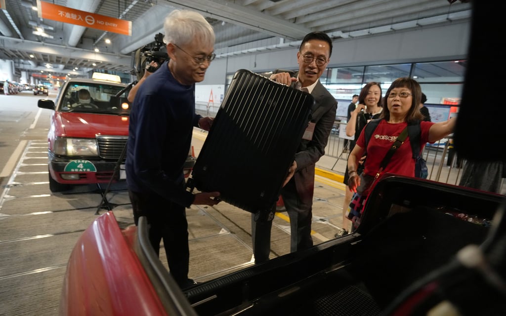 Secretary for Culture, Sports and Tourism Kevin Yeung helps load a passenger’s suitcase into a taxi as he inspects the transport arrangements at the Kai Tak Cruise Terminal. Photo: Sam Tsang